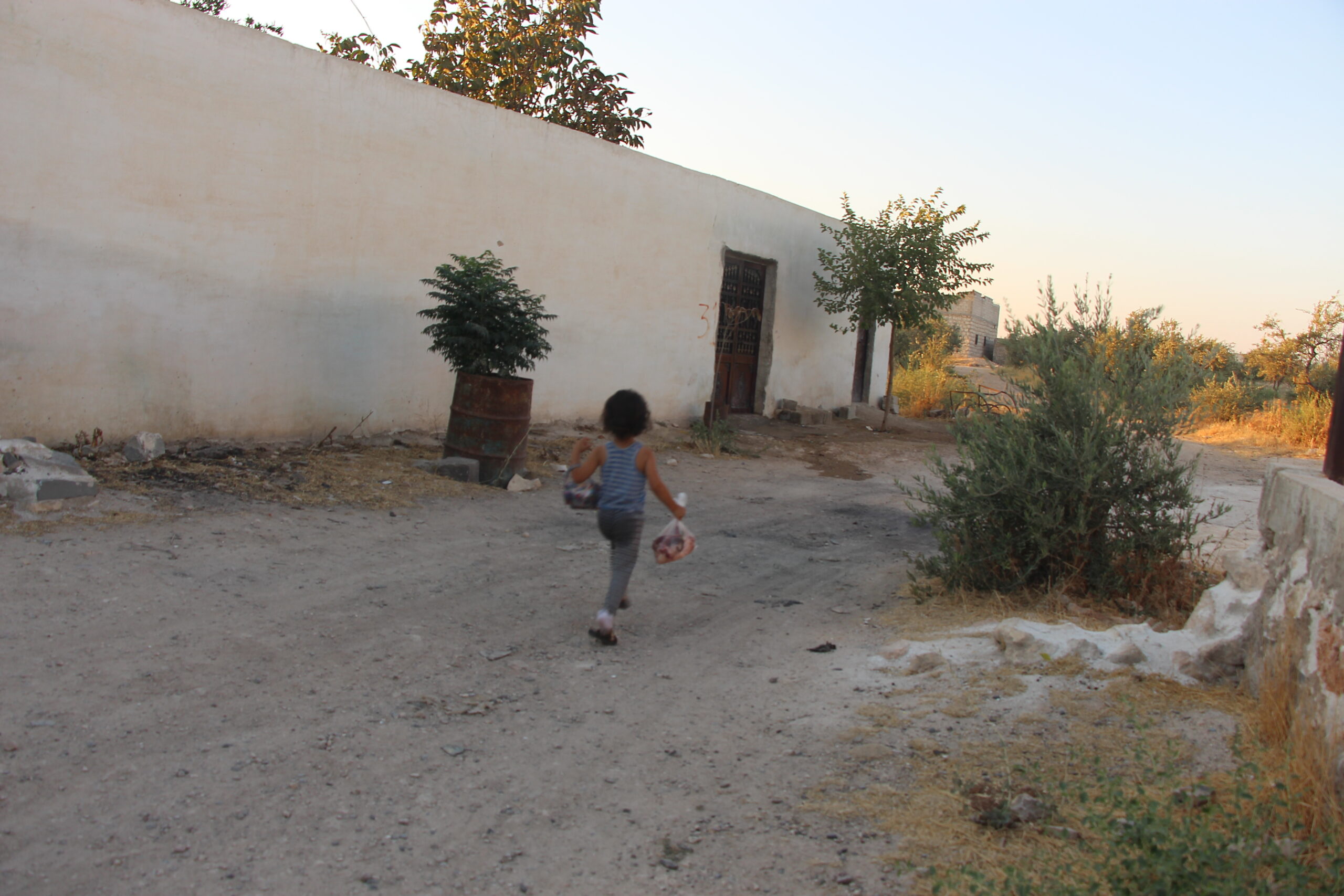 طفلة تحمل حصتها من اللحمة