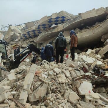 - بهزة أرضية مفزعة انهارت المنازل على رؤس الناس وهم نيام